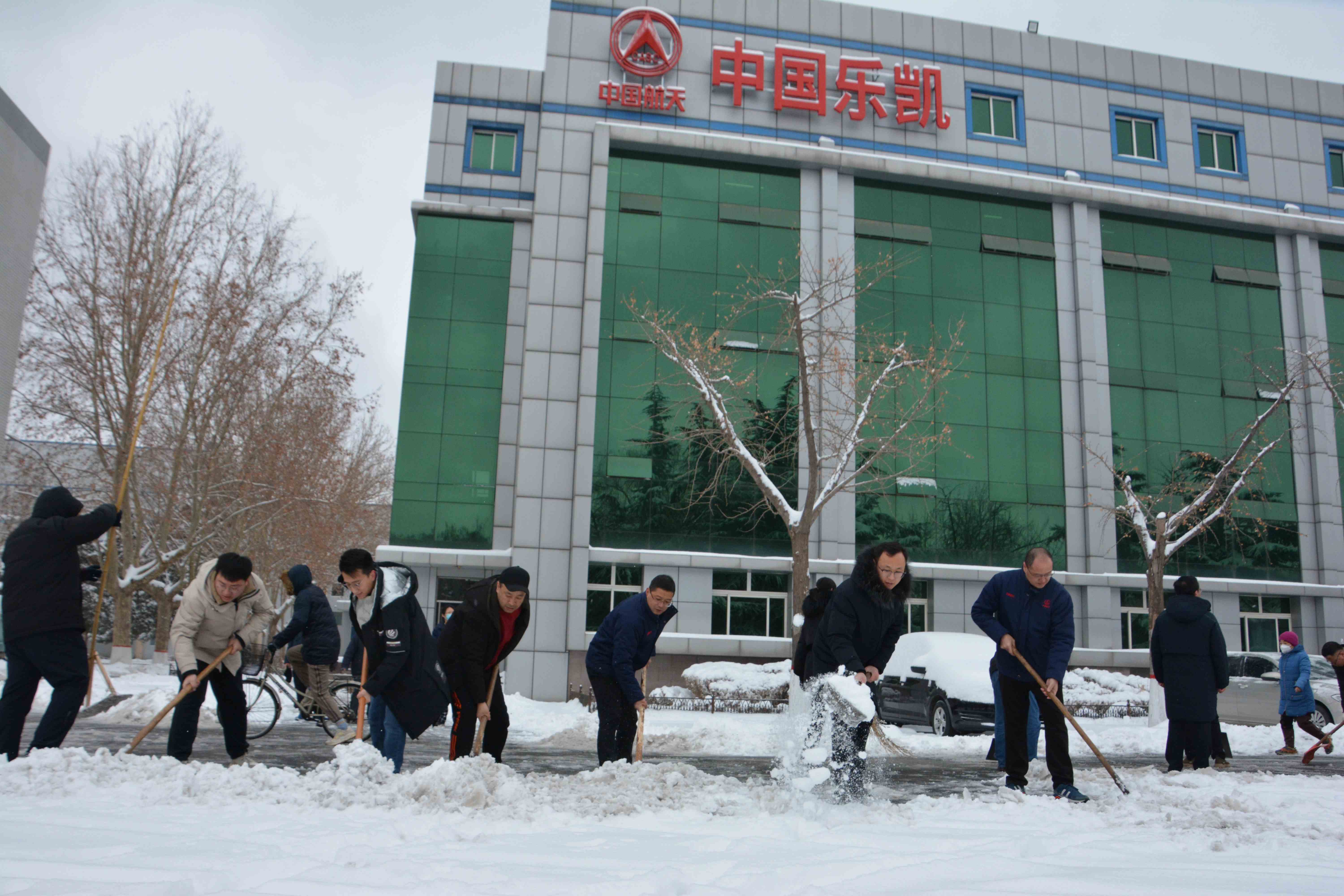 吹響掃雪除冰“集結號”！迎風戰雪保生產